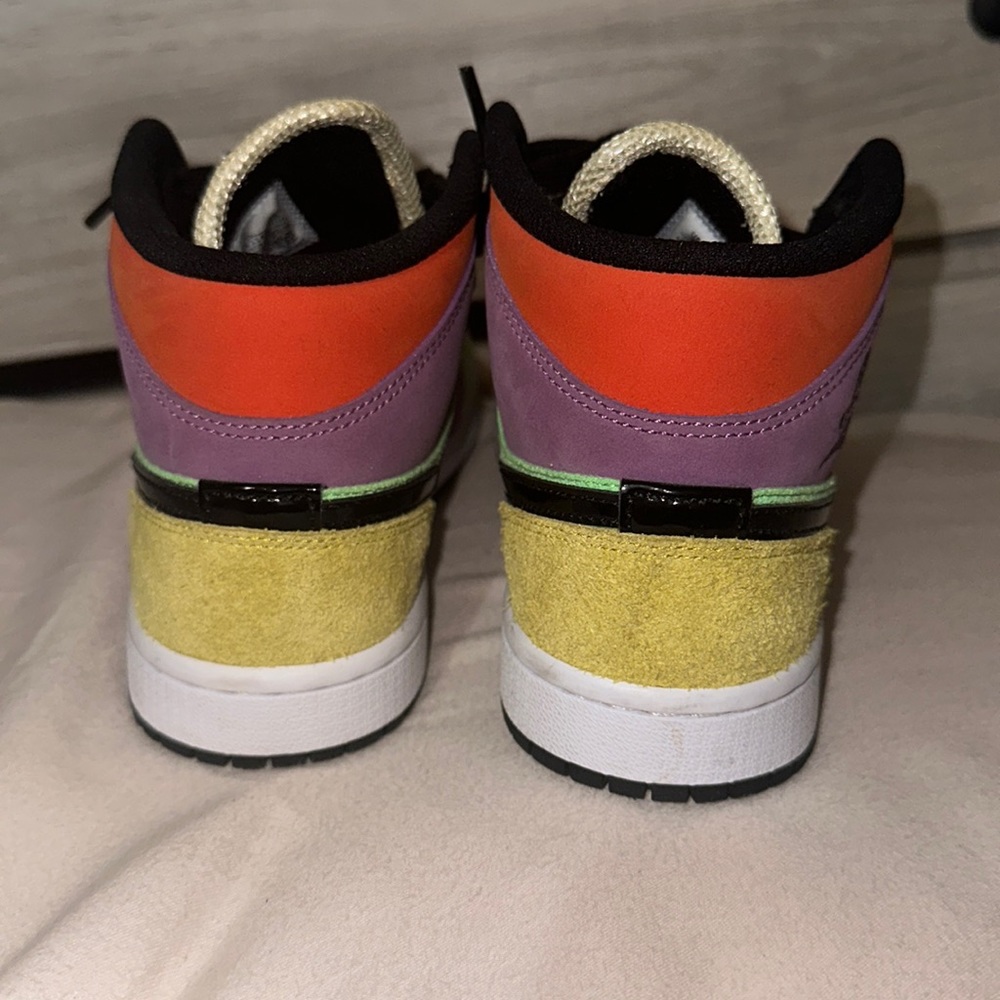 2020 Women’s air jordan 1 mid SE ‘Lightbulb’ - Picture 3 of 5